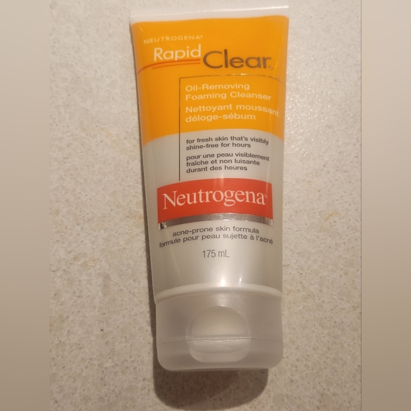 Neutrogena Rapid clear oil-removing foam cleanser - Picture 1 of 1